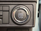 エンジンスタートボタンです。キーが車内にあれば、エンジンの始動・停止はブレーキを踏んでスイッチを押すだけ!キーを取り出す手間を省き、ワンプッシュでエンジンを操作するので簡単でスムーズです。