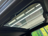 【スカイフィールトップ】ガラスルーフ搭載で車内の解放感が一気にアップ!開放的なドライブをお楽しみいただけます。
