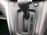 インパネシフトで足元も広々。