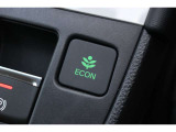 エンジンやエアコンといったクルマ全体の動きを燃費優先で自動制御するECONモード。空調など快適性を優先したいときはスイッチを押してOFFにできます。