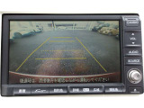 シフトレバーをリバース(バック)に入れるとナビ画面に自動でリアビューが映し出されます。運転が苦手な方、狭い車庫入れ等をサポートさせていただきます☆