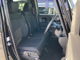 フロントシートはベンチシートです。ベンチシ―トは運転席と助手席の移動もスムーズ!狭い駐車場での乗り降りに便利です。シートの間にコンソールボックスやドリンクホルダーがないため、車内空間も広く感じます