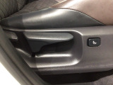 シートハイトアジャスターが付いているので運転姿勢を調整するのに便利ですね。身長に合ったシートポジションは安全運転や疲労軽減にもつながります。