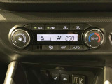 【オートエアコン】一度お好みの温度に設定すれば、車内の温度を検知し風量や温度を自動で調整してくれます。