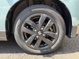 ボディーのデザインにマッチした純正のアルミホイール装着です!