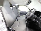 ゆったり室内で運転もしやすいです♪使い勝手の良い配置も考えられています!!
