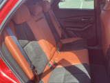 前席が最適な運転ポジションを取るために足元が広くとっており、後部座席の足元もゆったりと座ることができます。長時間でもストレス軽減になるよう、かかとを引くことができるように設計されています!