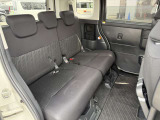 後部座席も気になるようなキズ・汚れやへたり等、大きなダメージはなく、良好な状態です。