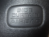 サイドカーテンエアバックシステムは、側面衝突時に大人から子供までさまざまな体格の乗員の頭部や頚部を広範囲で保護。特にセンターピラーへの頭部衝突を防ぐ展開性能を実現しています。