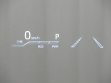 カラーヘッドアップディスプレイ付き。少ない視線移動で情報を確認できるので、運転の疲労軽減に繋がりますよ♪