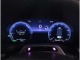 とっても見やすいメーターです。夜間時はラグジュアリーな気分にさせてくれる照明が魅力ですので、夜のドライブも楽しみになりますよ♪