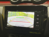 【バックカメラ】駐車時に後方がリアルタイム映像で確認できます。大型商業施設や立体駐車場での駐車時や、夜間のバック時に大活躍!運転スキルに関わらず、今や必須となった装備のひとつです!