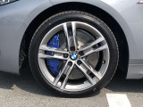 BMW純正18インチホイール。洗練されたデザインで、足元の個性を引き立てます。