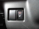 シートヒーターは、シートに内蔵された電熱線で座面を温める装備です。エアコンと違って、すぐに温まり、乾燥しにくいのが特徴です。個別にON/OFFできるので、搭乗者の好みに合わせられます。