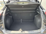 後部座席に座れる状態でも荷室はこれだけの広さがあるのでお出かけやお買い物にも重宝します。ついつい買い物しすぎても安心ですね♪