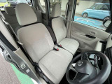 軽自動車とは思えない後席の広さで大人2人が乗っても広々快適にお過ごし頂けますまた内張にはドリンクホルダー付◎