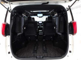 サードシートを跳ね上げると大容量の収納スペース♪家族で旅行に出掛けたり♪ゴルフや釣りなど〜趣味にも大活躍です♪