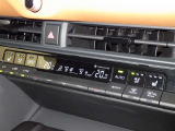 左右独立温度コントロールフルオートエアコンです。運転席、助手席それぞれで独立して温度設定ができます。冷え性の方が乗っても安心ですね♪