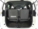 三列目シートは、折りたためますので大きなスペースが出来ちゃいます。キャンプ用品など大きな荷物もばっちり収納可能です♪