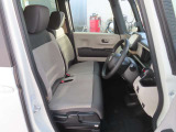 誰が運転をするときも、適したドライビングポジションに。簡単にシートの高さが調節できるので安心して運転して頂けます。