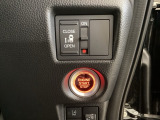 左側電動スライドドアは運転席からでも操作ができるように、ハンドル付近に開閉の操作スイッチが付いています。