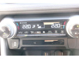 オートエアコンを装備。好きな温度で設定をすれば、自動で車内を快適な温度にできます。