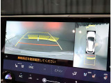 パノラミックビューモニター。車両を上から見たような映像を表示。運転席から目視しにくい車両周囲の状況をリアルタイムで確認できます。