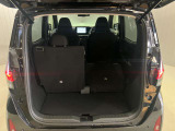 後部座席は分割でシートを倒すことができます。大きな荷物、ゴルフバックも積めます。上質で広々とした室内だから、みんなが心地よく車内で快適に過ごせます♪