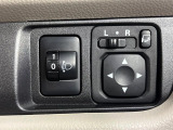 【電動格納ミラー】サイドミラーは電動格納式となっており、狭い駐車場でもキズがつくリスクを抑えられます。