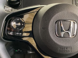 ステアリングスイッチがついていますので、オーディオのチャンネル変更、ボリューム、ジャンル変更が操作可能です。ハンドルから手を離さず安全に操作できます。