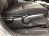 シートハイトアジャスターが付いているので運転姿勢を調整するのに便利ですね。身長に合ったシートポジションは安全運転や疲労軽減にもつながります。