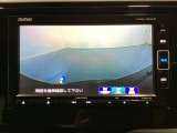 ギヤをR(バック)に入れるとナビの画面に後ろの映像が映るリアカメラ付です。後退時、コンディションが悪い視界でもカラーバックモニターがドライバーをサポートします。