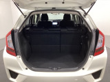 ラゲッジも広く使いやすいトランクは、開口部も広く荷物の積み下ろしもしやすいお車となっております。リアシートの背もたれは6:4の割合で分割して可倒できるので、長いお荷物などを載せることもできます。