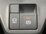 【電動パーキングブレーキ】パーキングブレーキは便利な電動式!ボタン一つで操作でき、アクセルを踏めば自動で解除されます