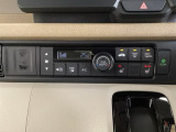 オートエアコンがついてますので、簡単操作で快適に過ごせます。リア熱線のスイッチの中にサイドミラーヒーターも入っています。パネル内のシートヒータースイッチは前席の左右別々に2段階で温度設定ができます。