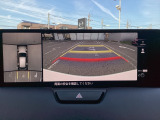 狭い場所での駐車やすれ違いなどでより的確な運転操作に役立つ360&deg;ビューモニターが装備されています。