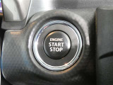 【プッシュスタート】スマートキーを携帯して、ブレーキを踏みながらスタートスイッチを押すだけでエンジンがかけられます。