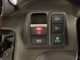 セレクトレバーの右に電子制御パーキングブレーキがあります。スイッチひとつで、停車した地点の傾斜などをシステムが検知・判断してブレーキ力を自動的に最適制御し、しっかり停車できるパーキングシステムです。