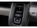 Honda軽で初採用のエレクトリックギアセレクター。後退するRは引き、前進するD/Bは押す、感覚にマッチした操作感。