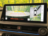 【パノラミックビューモニター】専用のカメラにより、上から見下ろしたような視点で360度クルマの周囲を確認することができます☆死角部分も確認しやすく、狭い場所での切り返しや駐車もスムーズに行えます。