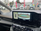 アラウンドビューモニターが大型ナビに映し出されるので安心ですね。