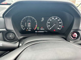 視線移動が少なく、疲れにくいセンターメーターをはじめ、運転に必要な機能をインパネ中心部にまとめた使いやすさを考えられた運転席まわりです。
