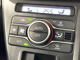 【オートエアコン】一度お好みの温度に設定すれば、車内の温度を検知し風量や温度を自動で調整。暑い&hellip;寒い&hellip;と何度もスイッチ操作をする必要はありません。快適な車内空間には必須の機能ですね♪