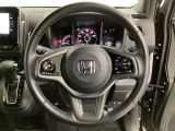 ハンドルにHondaセンシング系のクルーズコントロールやレーンキープアシストなどのスイッチと、オーディオの操作スイッチが装備されています。ハンドルから手を離さず安全に操作できます。