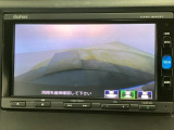 【バックカメラ】運転が苦手な方も車庫入れラクラクです!ギアをリバースに入れれば自動的に切り換わりますので、面倒な操作は不要です♪狭い駐車場もお車を傷つけず安心ですね!