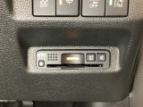 ハンドルの右下にETCがついています。高速道路の料金所の通過も楽々です!。 カードの取り出しもしやすい場所についています。