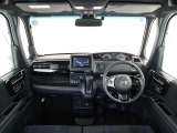 N-BOXの開放的な前方視界。フロントガラスが大きいので運転がしやすく疲れにくいです。また、全ての装備が適正配置されていて操作性に優れています。