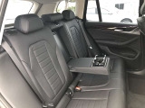 後席も使用感はさほど感じず、運転席・助手席同様に清潔感があります。後席シートもしっかりと作り込まれていますので、座り心地も悪くありません。是非、実車にてご確認下さい。