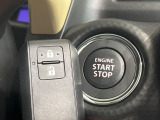 【キーレススタートシステム】カバンやポケットに入れたままでもドアの施錠・解錠が可能なスマートキーを装備。エンジンのオン・オフ時もカギを取り出す必要が無いからとっても便利です♪