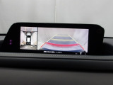 狭い場所での駐車やすれ違いなどでより的確な運転操作に役立つ360&deg;ビューモニターが装備されています。